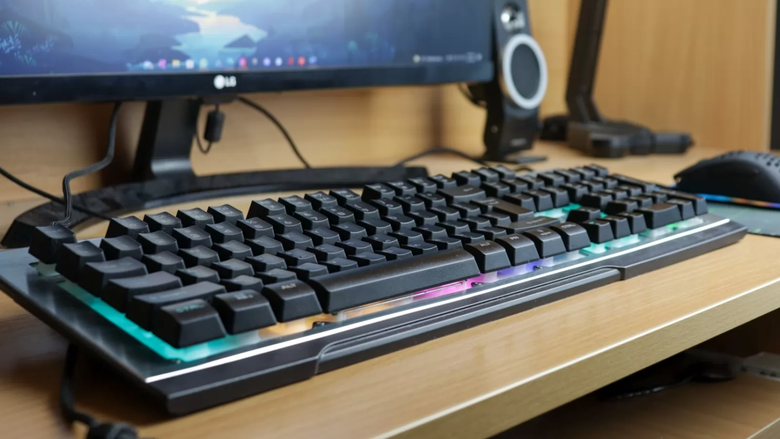Prezentare Genesis Rhod 500 - Tastatura gamerului cu buget redus, cu iluminare RGB și construcție peste așteptări