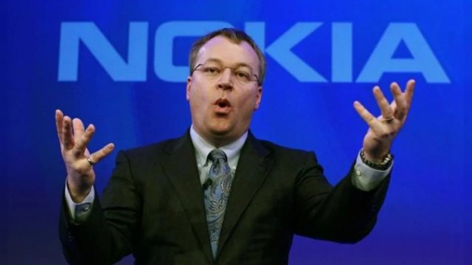 Nokia Îl roagă pe Stephen Elop să accepte un bonus mai mic, el refuza și cere 25 de milioane de dolari... pentru divorț