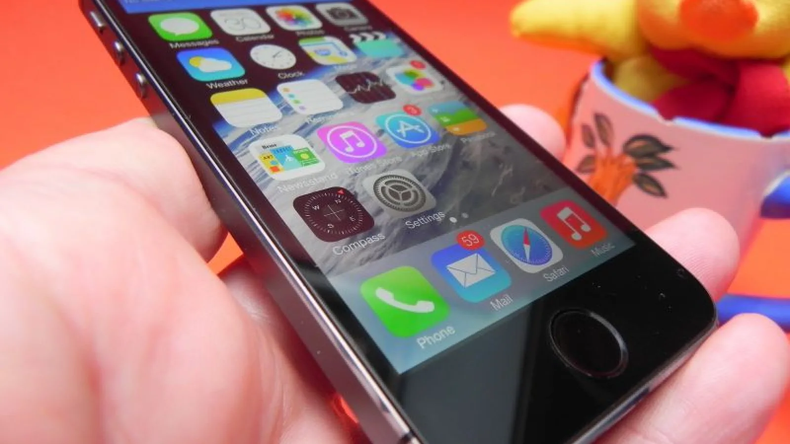 iPhone 5s Review: Touch ID inovează, calitatea audio/video impecabilă, iOS 7 nu convinge (Video)