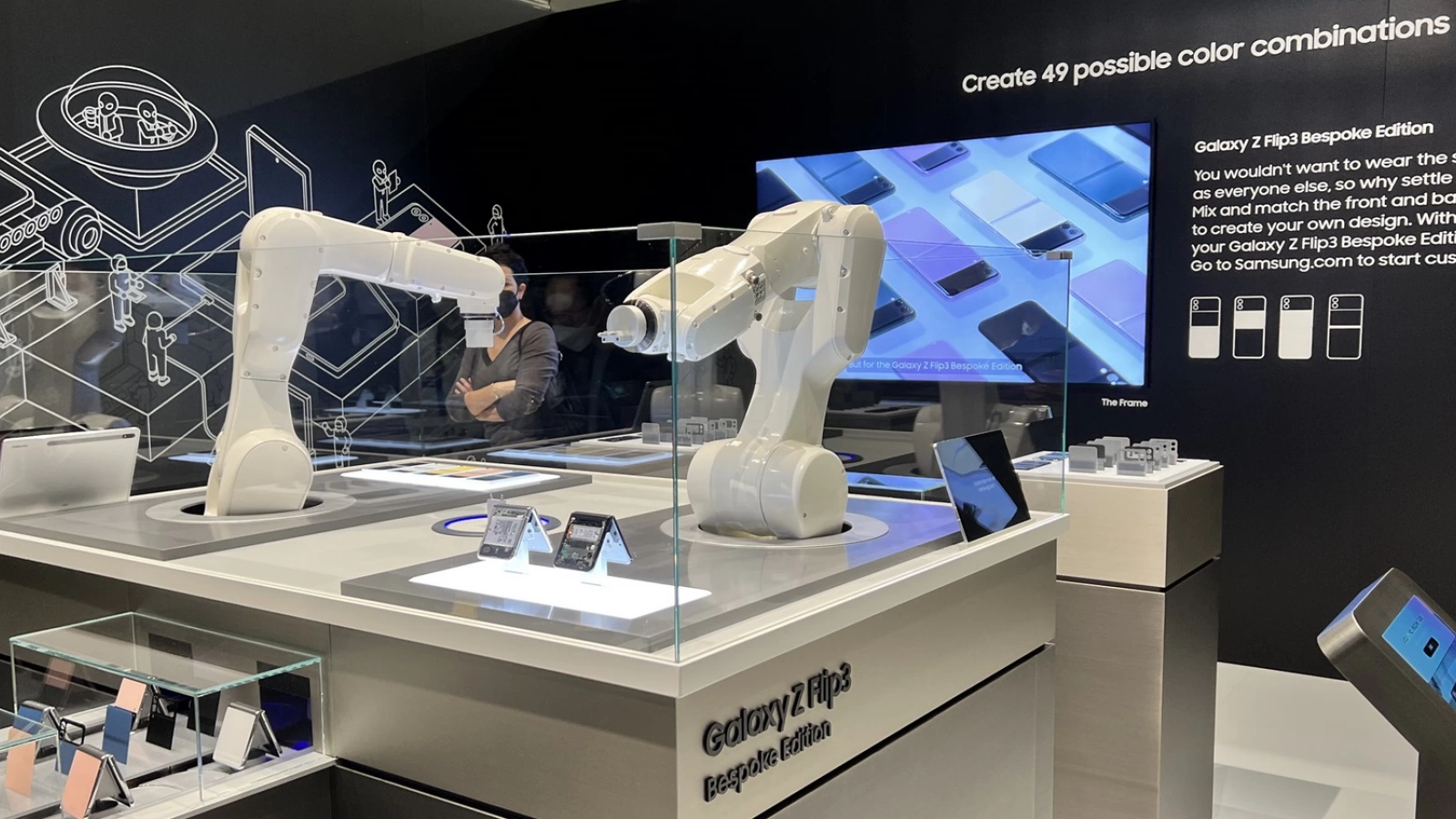 MWC 2022: Samsung folosește roboți la standul său din Barcelona pentru a exemplifica procesul de customizare a lui Galaxy Z Flip3 Bespoke Edition (Video)