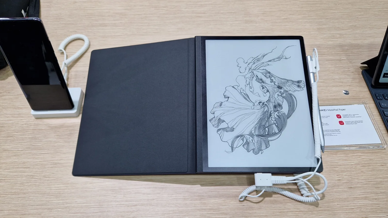 MWC 2022: Huawei MatePad Paper Hands-On: tableta E-Ink care nu oboseşte ochii studenţilor (Video)