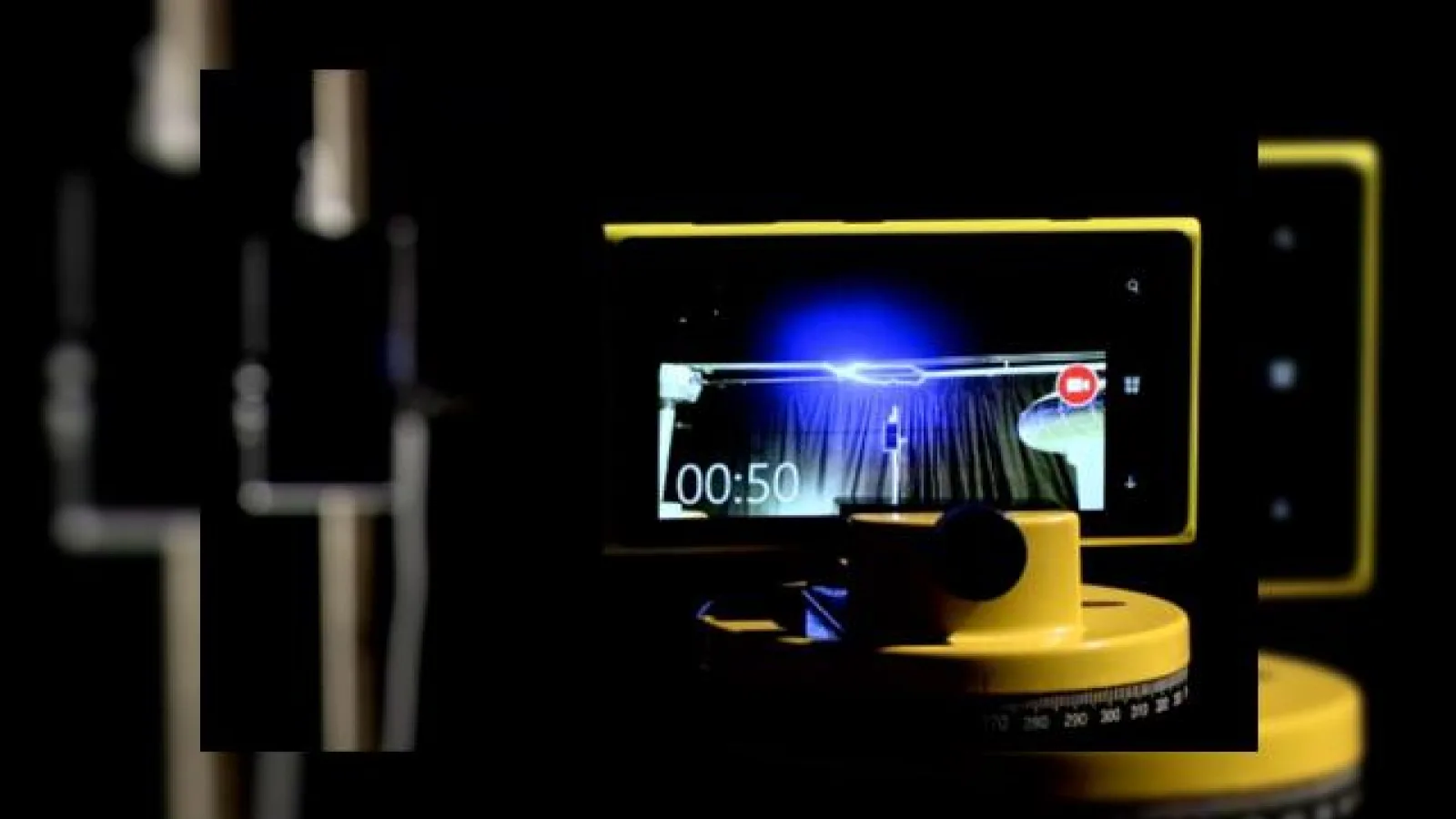 Nokia Lumia 925 alimentat de un fulger creat artificial (Video)