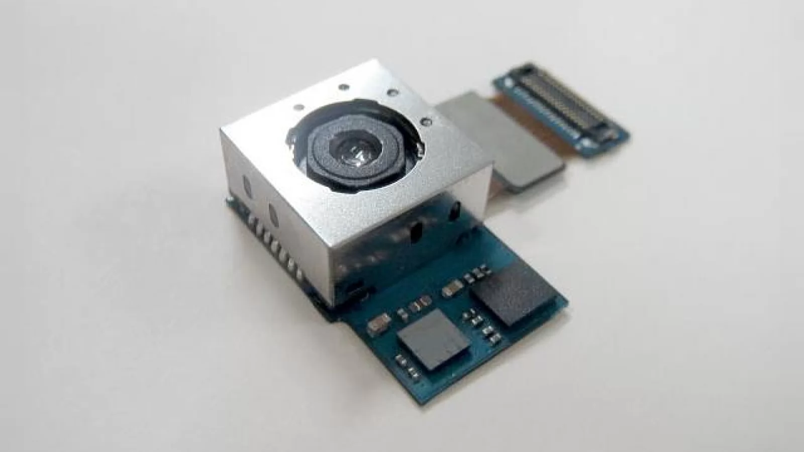 Un nou senzor de cameră de 13 MP Îmbunătățește stabilitatea capturilor, În special În condiții low light