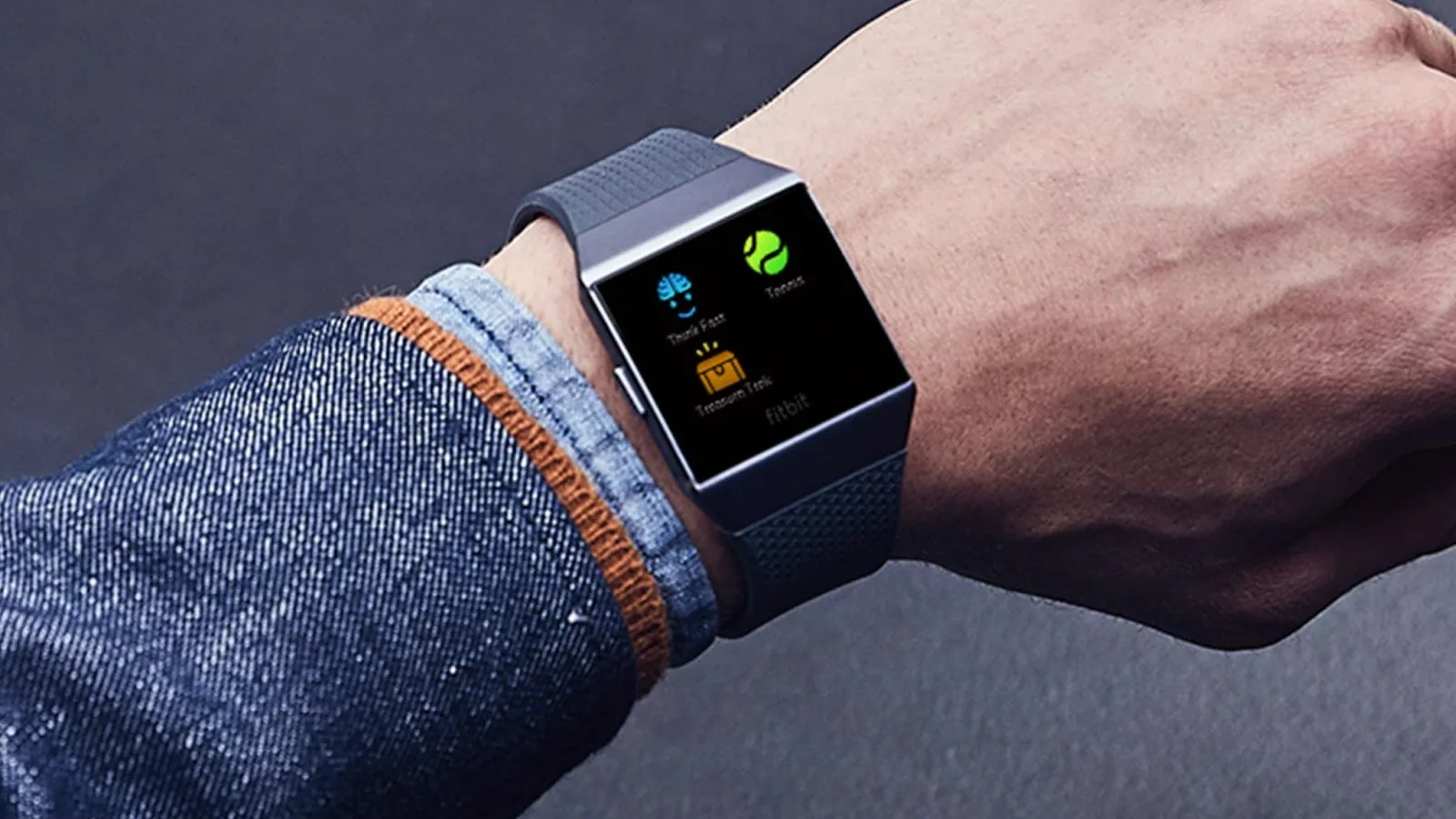 1.7 milioane de ceasuri Fitbit retrase de pe piaţă; Provocau arsuri pe mâna utilizatorilor