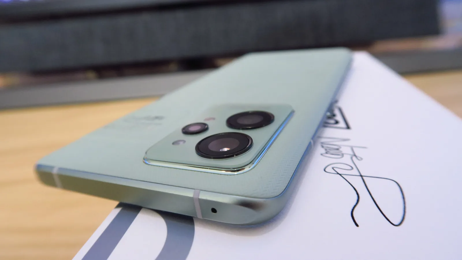 realme GT2 Pro Unboxing: cel mai interesant telefon cu procesor Snapdragon 8 Gen 1, inspirat de arta hârtiei