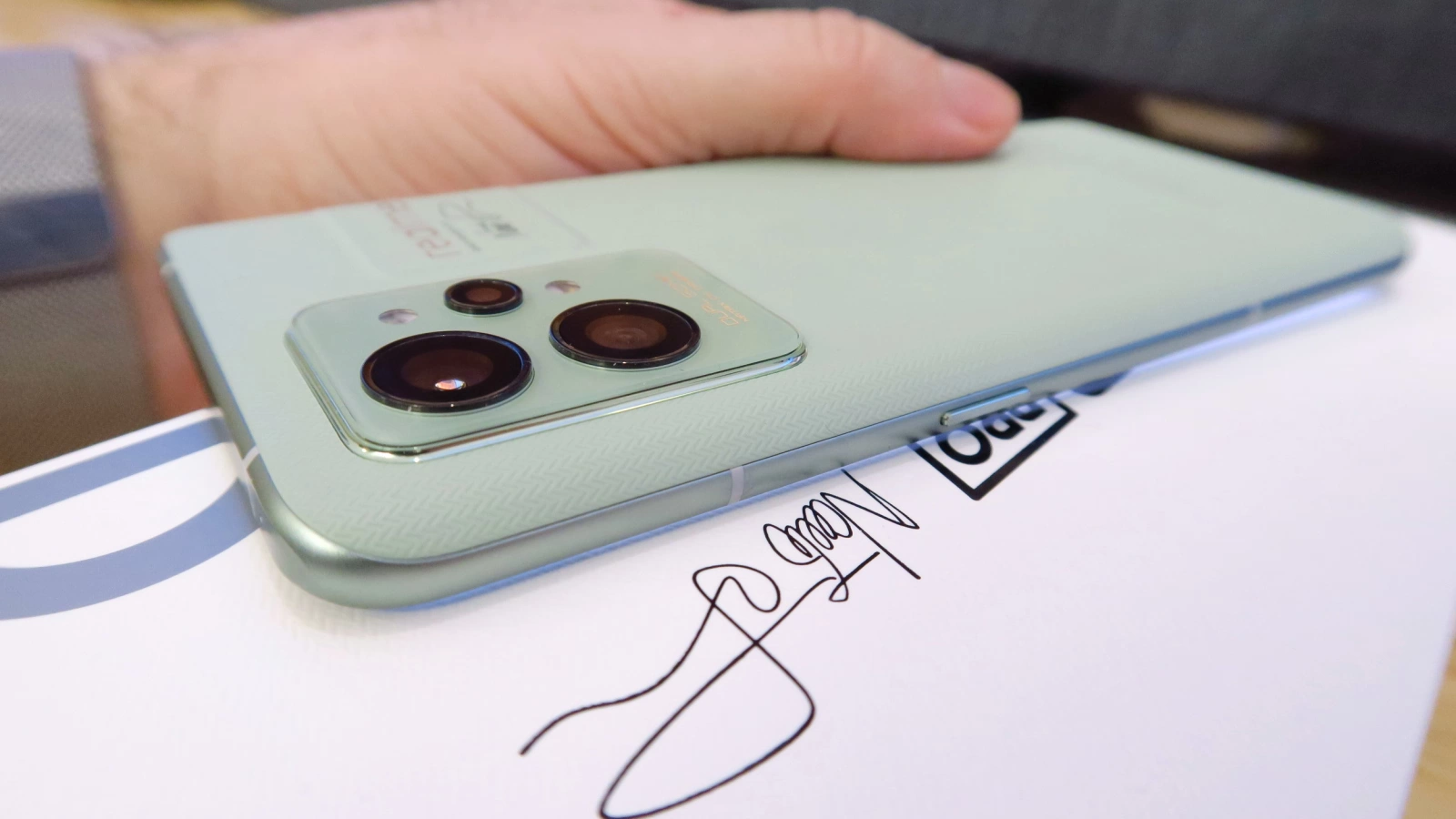 realme GT2 Pro: Design tribut pentru hârtie şi imitaţia de hârtie, o abordare ecologică