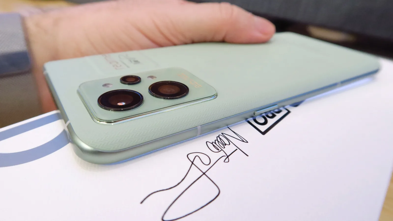 realme GT2 Pro: Design tribut pentru hârtie şi imitaţia de hârtie, o abordare ecologică