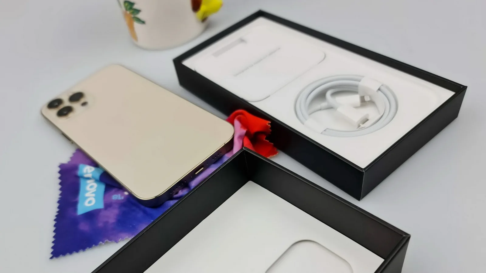 Câți bani a economisit Apple prin eliminarea accesoriilor (încărcător, căști) din cutiile de iPhone?