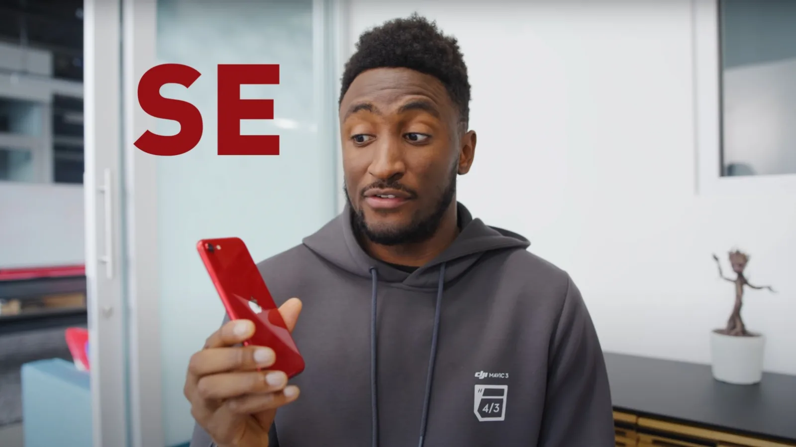 iPhone SE (2022) primește recenzia lui MKBHD; Un telefon "Simple Edition" de la care știi clar ce primești