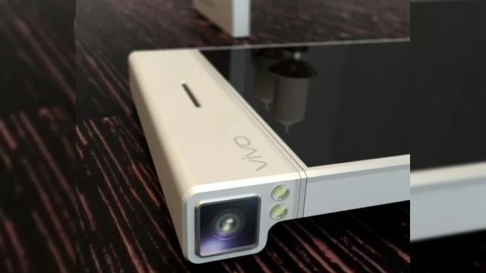 Noi imagini cu smartphone-ul Vivo care integrează tehnologie foto Nikon și camera rotativă