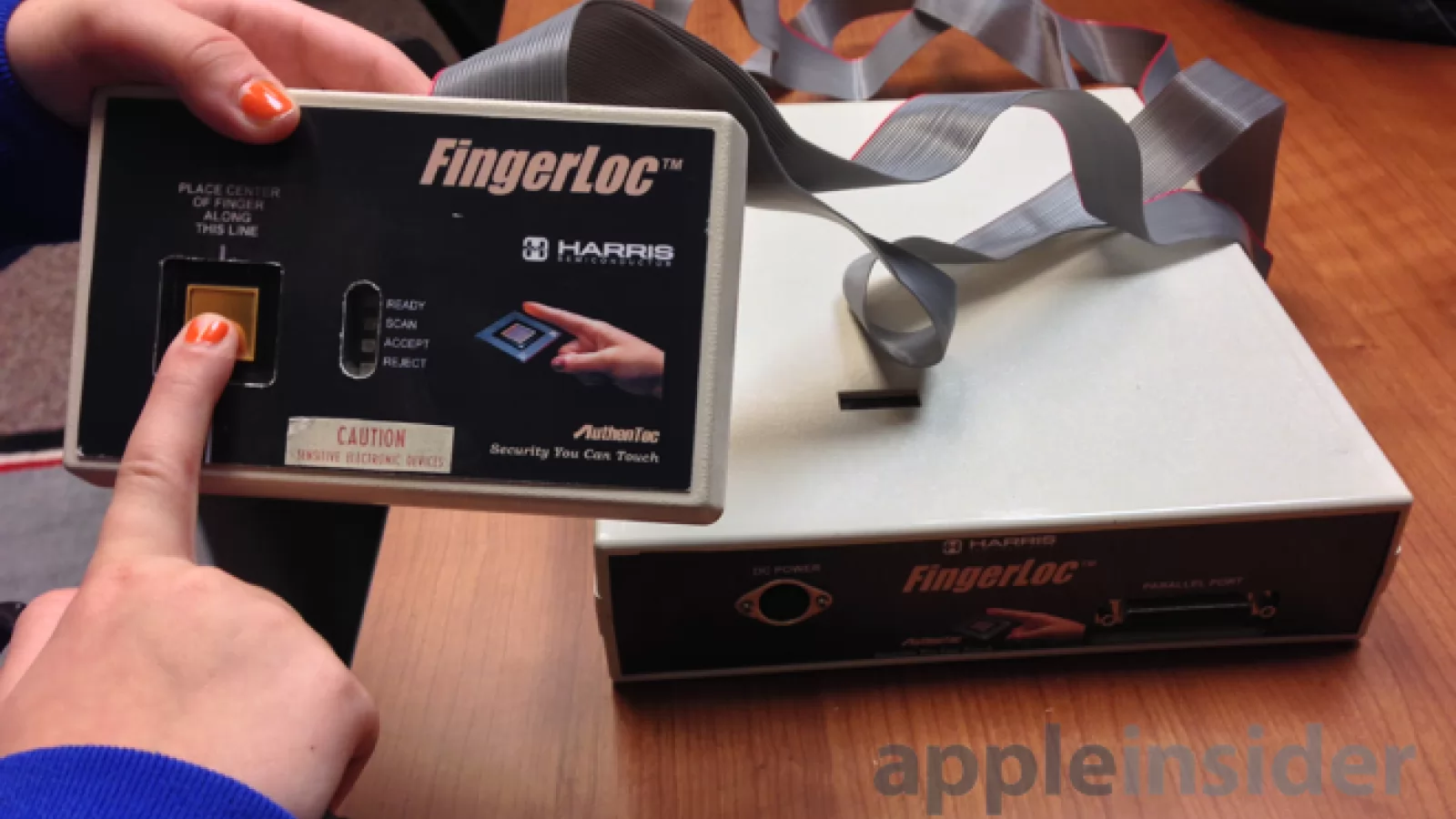 Cofondatorul AuthenTec prezintă un prototip vechi al lui Touch ID, faimosul scanner de amprente Apple