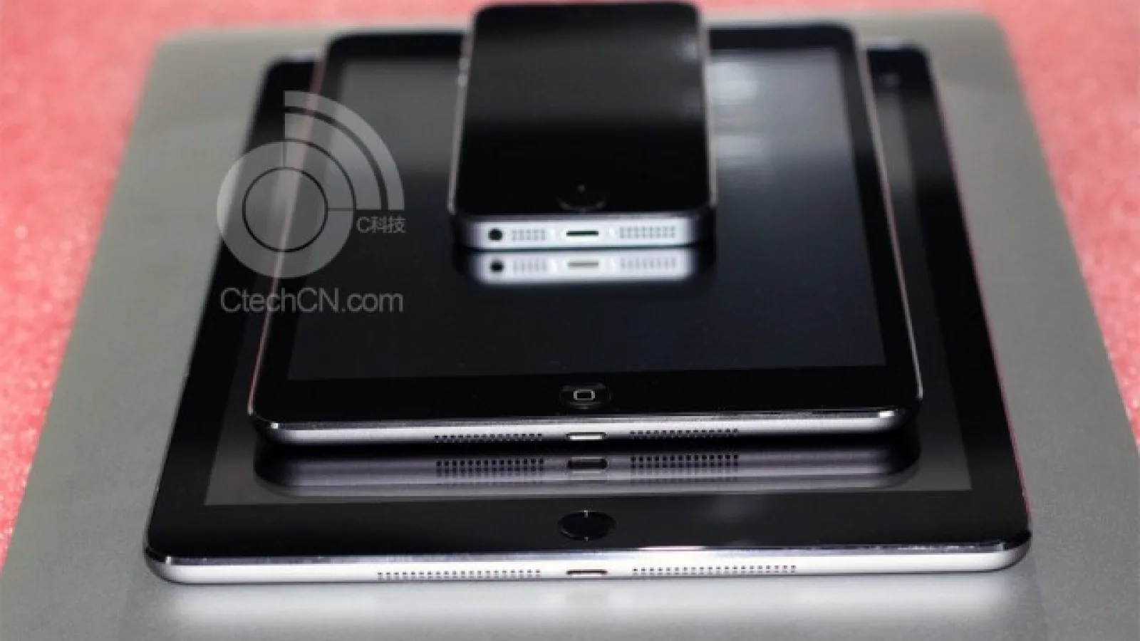 iPad 5, iPad Mini 2 și iPhone 5s fotografiate Într-o imagine de grup