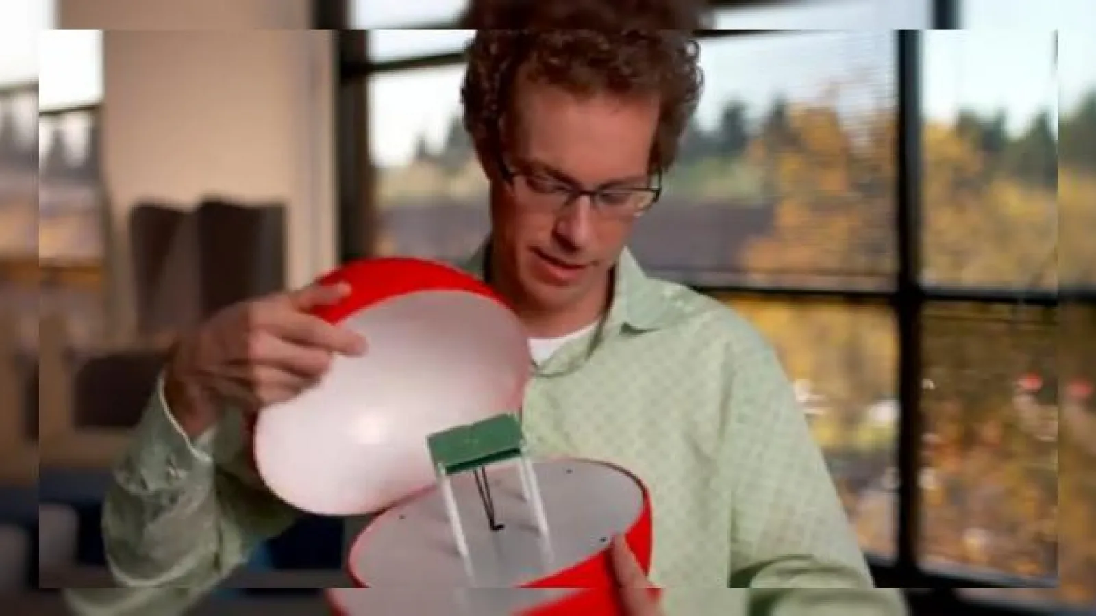 Un balon de internet din proiectul Google Loon este disecat