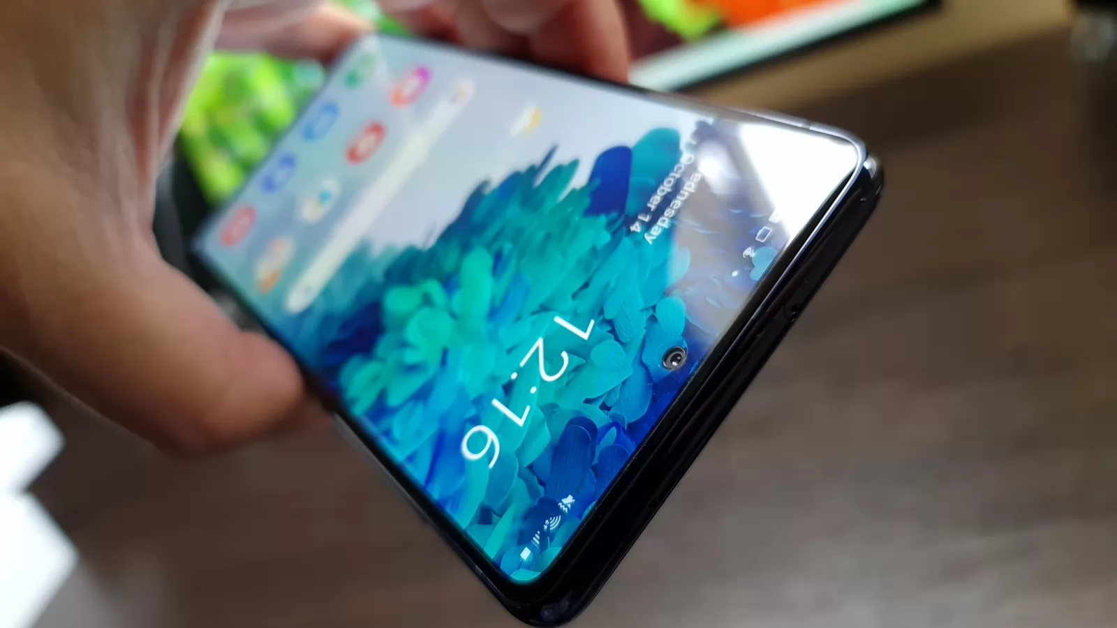 Hitul Samsung Galaxy S20 FE 5G primește actualizarea la One UI 4.1, alături de originalul Galaxy Fold