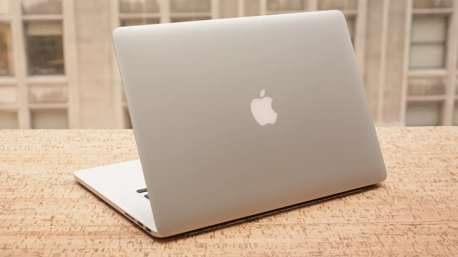 Apple va lansa un MacBook de 15 inch anul viitor, dar nu este vorba despre un model din seria Air precum se vehicula anterior