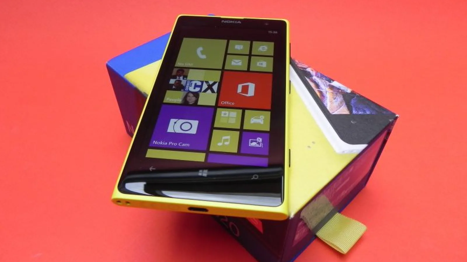 Nokia Lumia 1020 unboxing: cameraphone-ul prin excelență, scos din cutie la Mobilissimo.ro (Video)