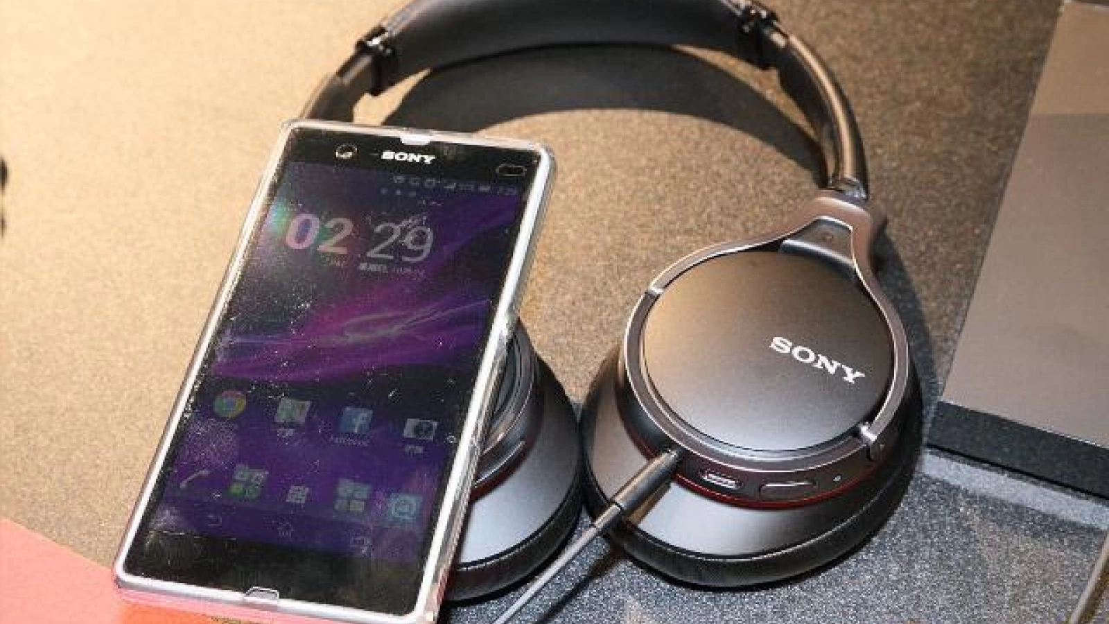 Iată și prima imagine hands on cu Sony Xperia Z1S, un soi de Mini Xperia Z1