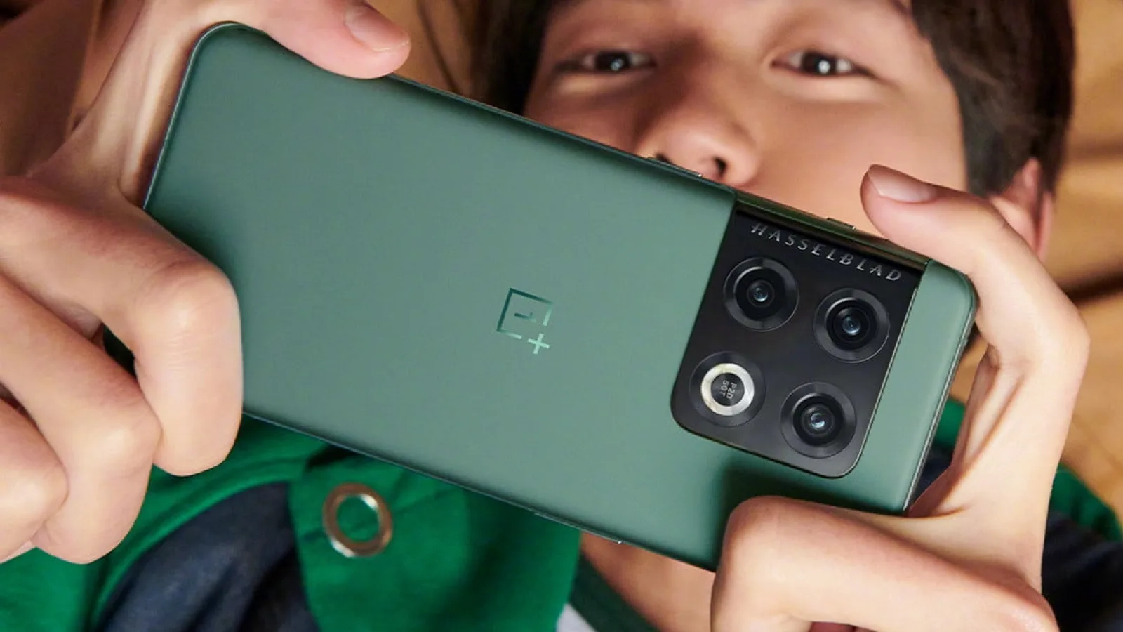 Flagship-ul OnePlus 10 Pro este acum disponibil la nivel global! Ajunge în România și îți aduce o pereche de căști OnePlus Buds Pro cadou