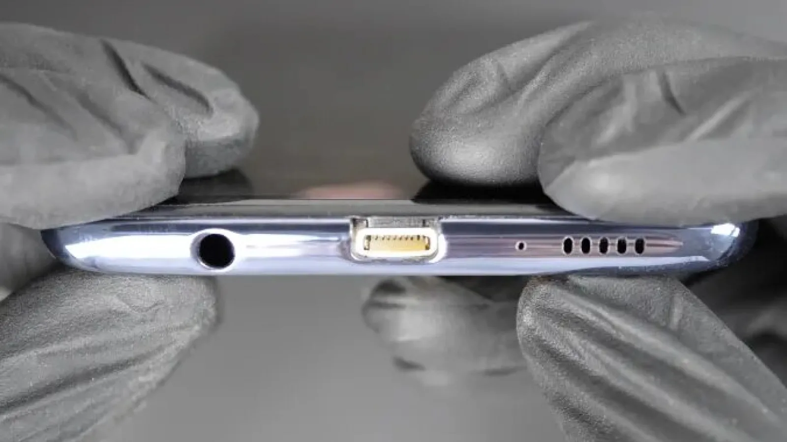 După iPhone-ul cu USB-C urmează primul telefon Android cu port Lightning complet funcțional (video)