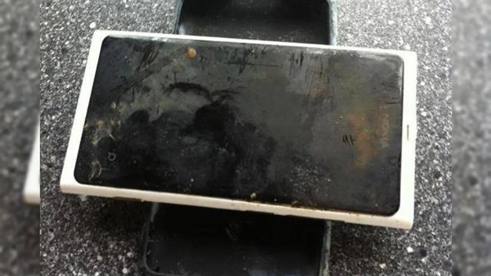 Nokia Lumia 800 pierdut pe fundul unui lac câteva luni, funcționează ca nou după ce a fost găsit