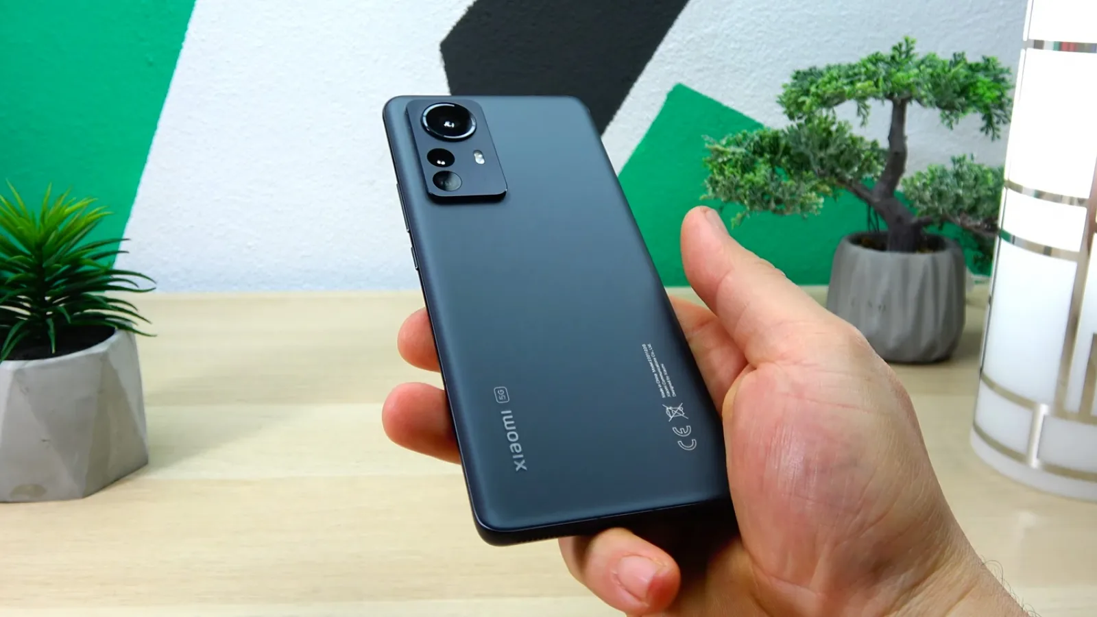 Xiaomi 12 Pro: Design un pic mai elegant prin detalii fine şi foarte lung