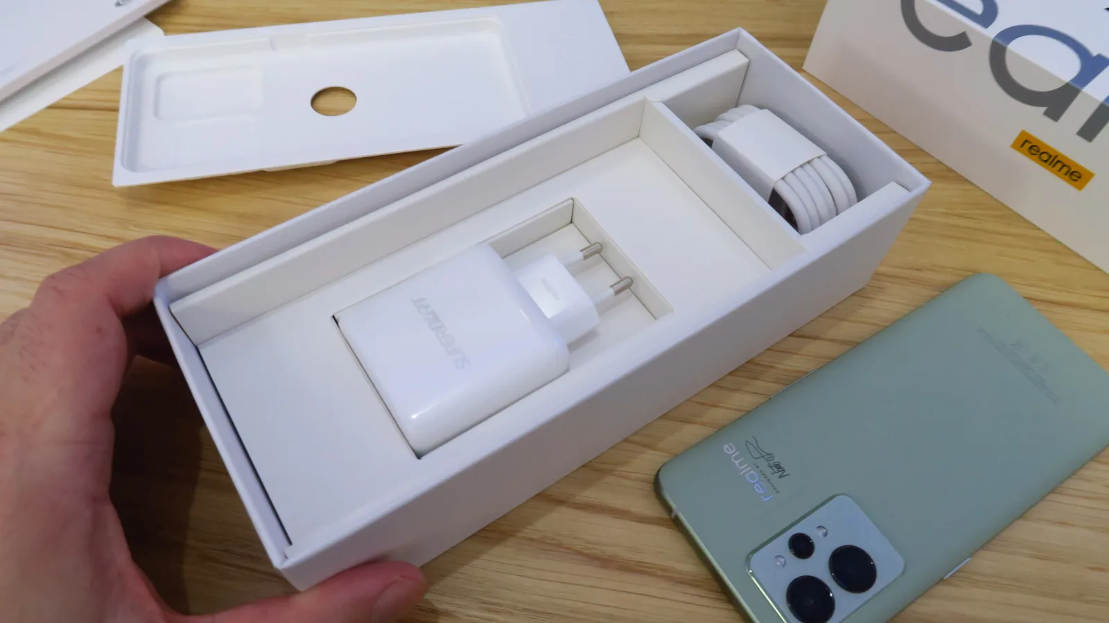 realme este următorul producător din zona smartphone care nu va mai oferi încărcător la pachet cu telefoanele vândute