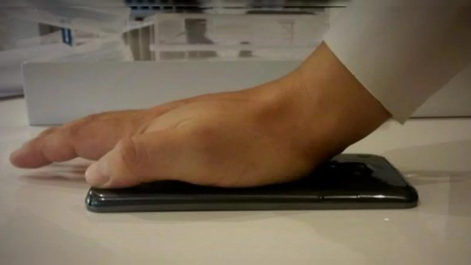 Se Îndoaie, dar nu se rupe: LG G Flex Își flexează corpul În fața camerei (Video)