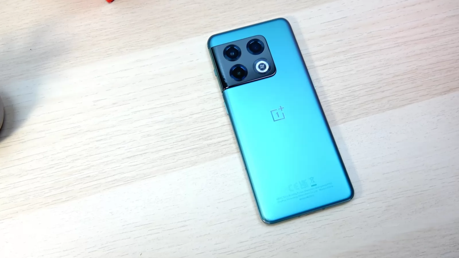 OnePlus 10 Pro: Design iconic deja şi premium, camera acoperită cu ceramică e uşor de recunoscut