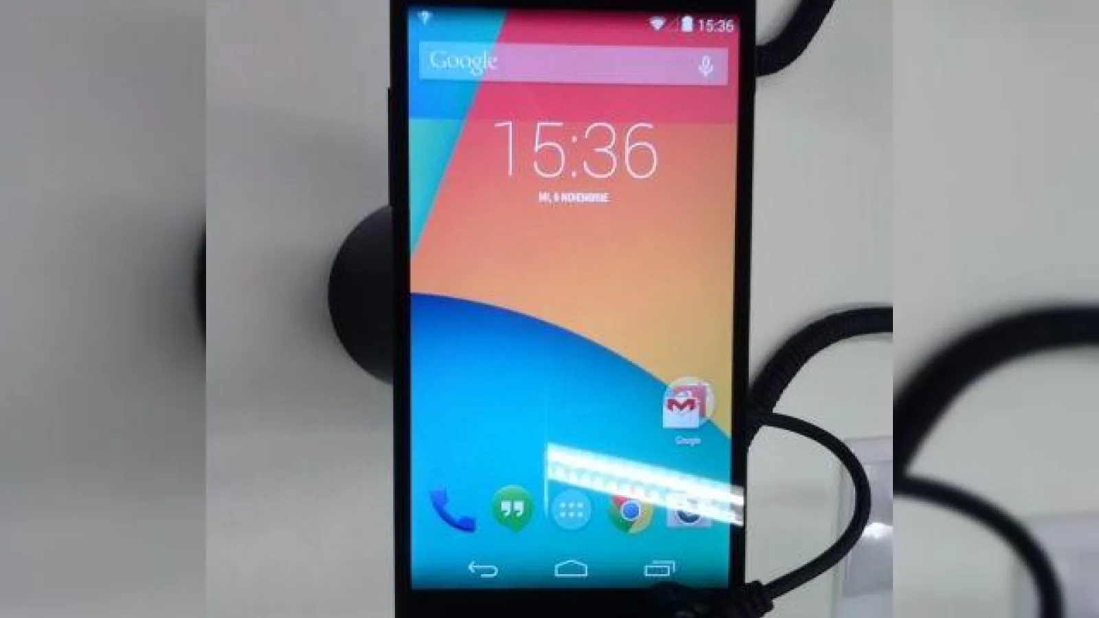 Google Nexus 5 disponibil la eMAG; imagini din showroom