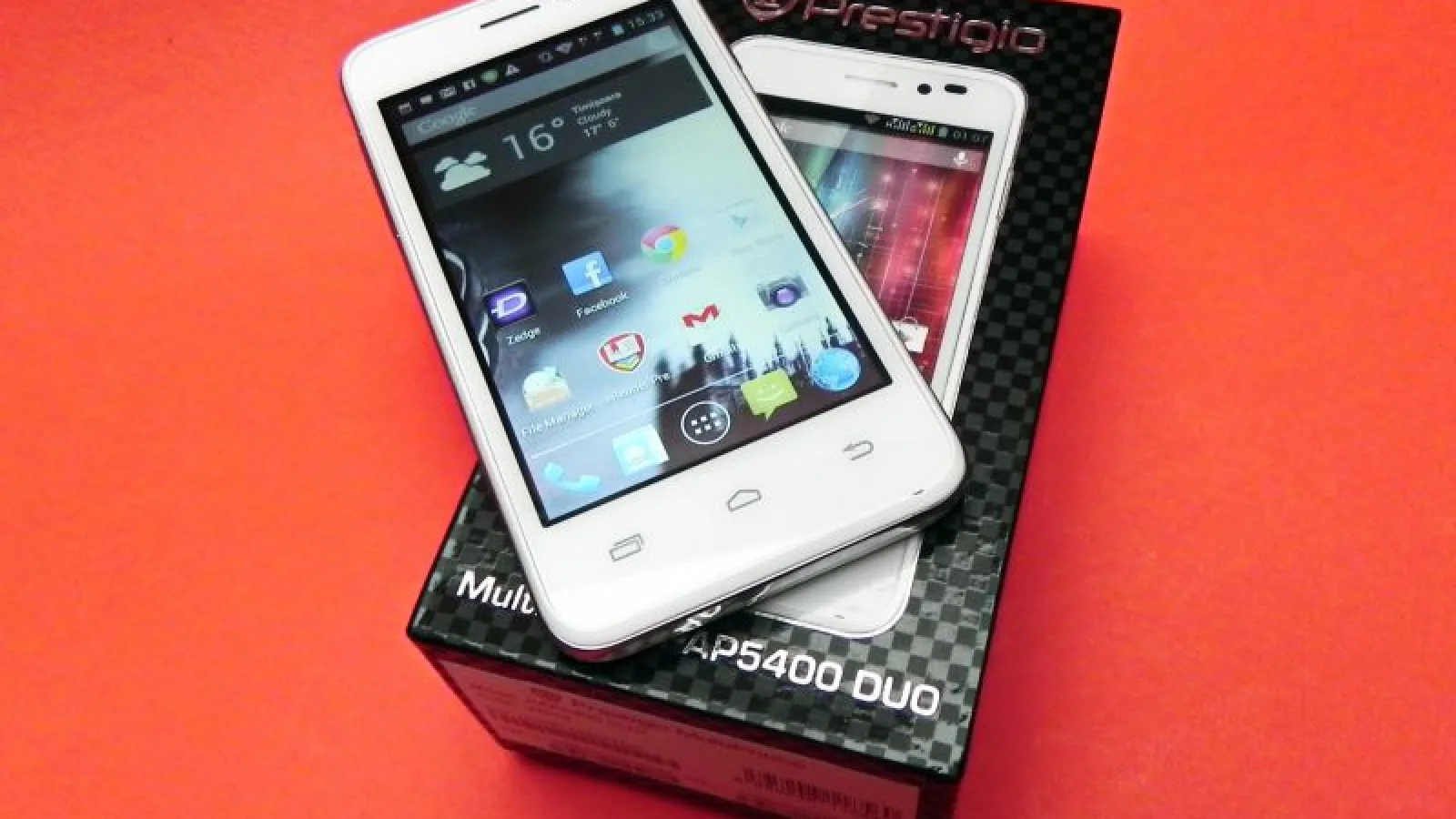 Prestigio MultiPhone 5400 Duo unboxing: telefon dual SIM quad core accesibil scos din cutie (Video)