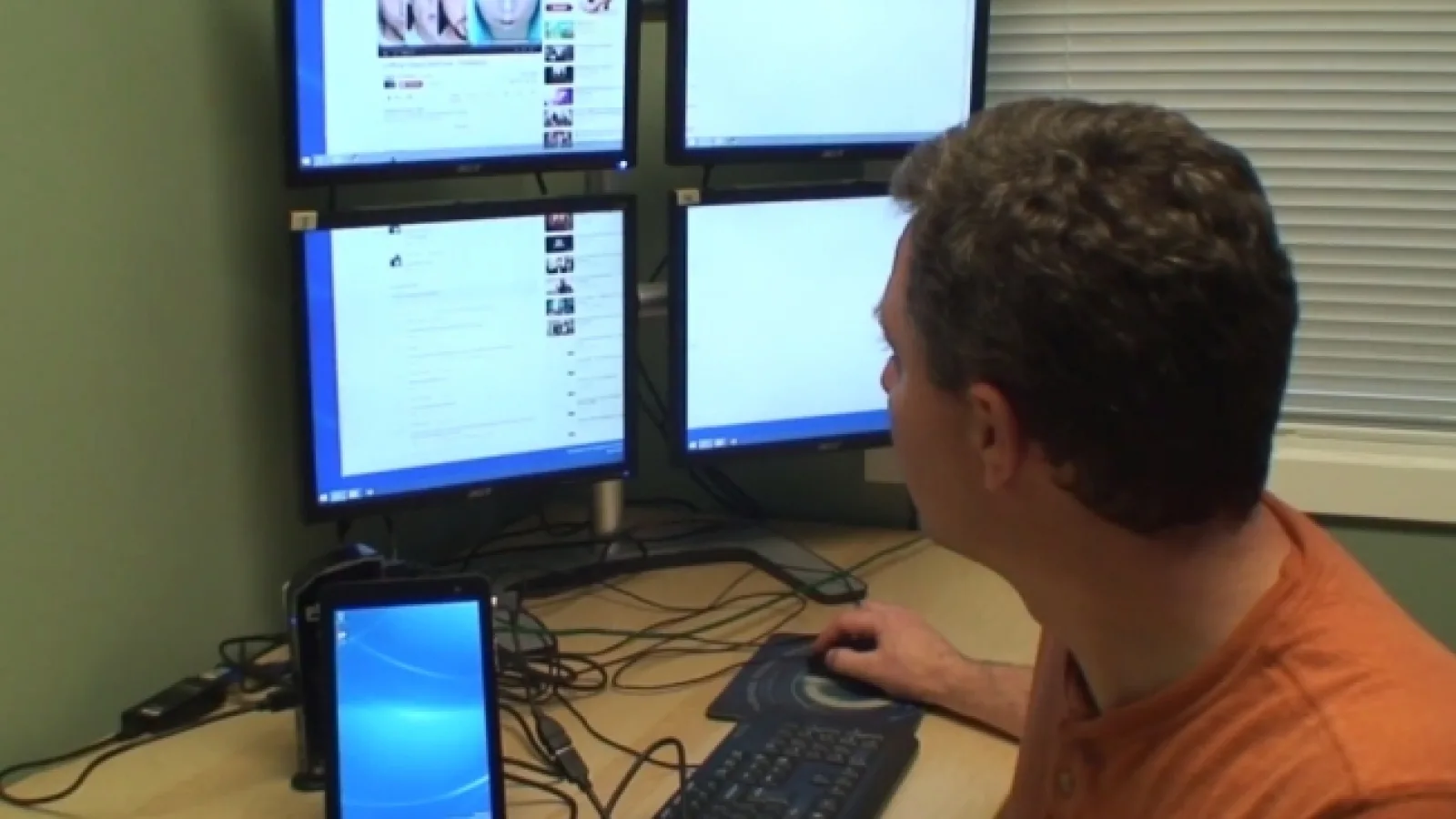 O tabletă Dell cu procesor Bay Trail surprinsă În acțiune conectată la 4 monitoare (Video)