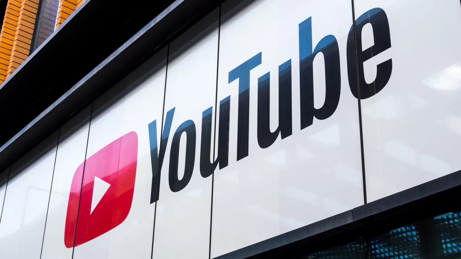 Aplicația YouTube a picat seara trecută, în special pe Smart TV-uri, dar între timp problema a fost rezolvată; Ce s-a întâmplat?