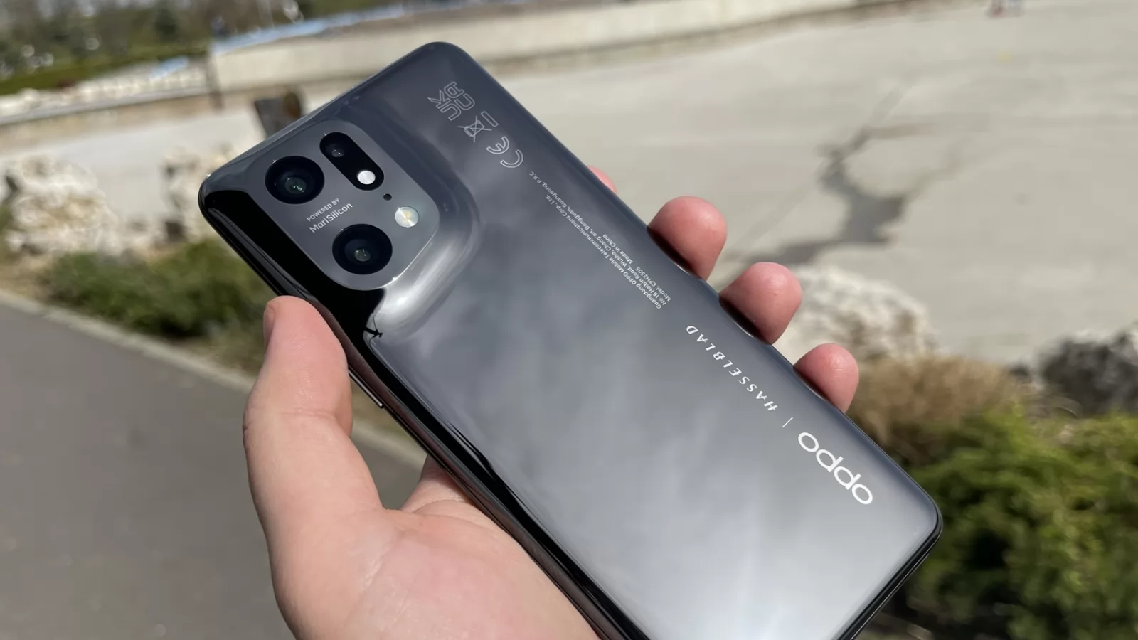OPPO Find X5 Pro: Design memorabil, asimetric, ceramică îi creşte eleganța "craterului"