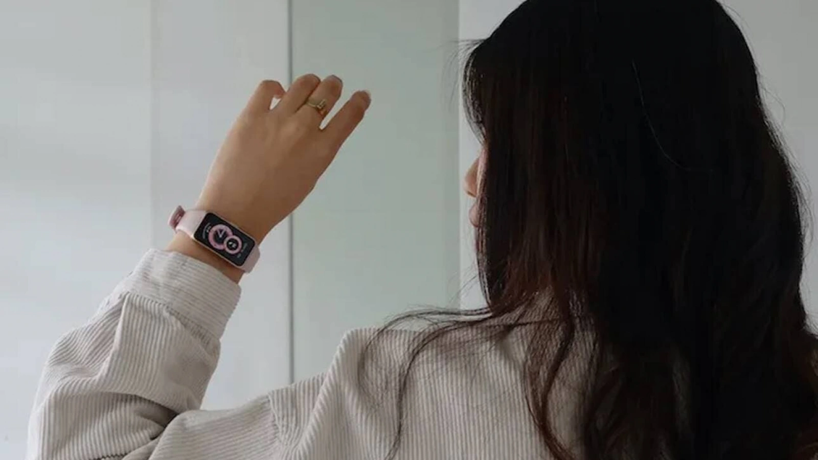 HUAWEI pregătește lansarea brățării fitness Band 7, purtabil de doar 16 grame, cu sub 1 cm grosime