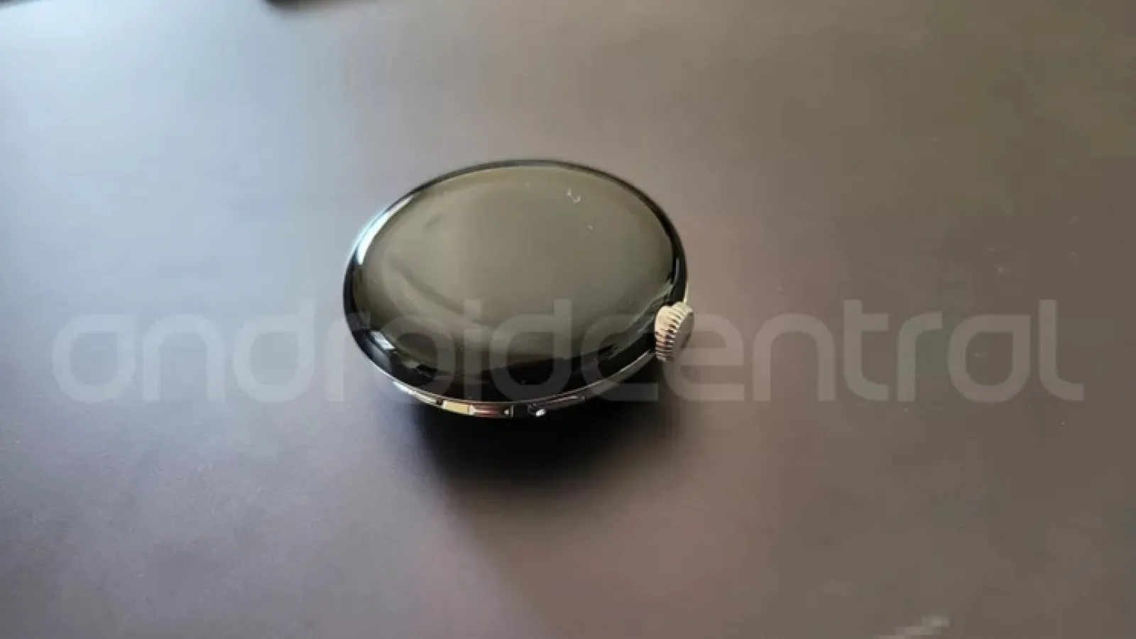 Google Pixel Watch apare în fotografii reale! Un prototip uitat într-un bar dezvăluie designul primului smartwatch din portofoliul companiei