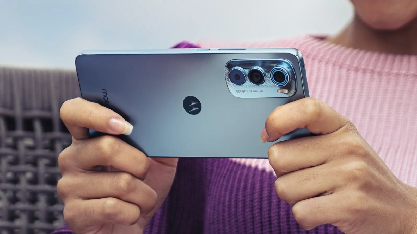 Motorola Edge 30 este acum oficial! Smartphone cu ecran OLED de 144Hz și setup de camere potent în partea din spate