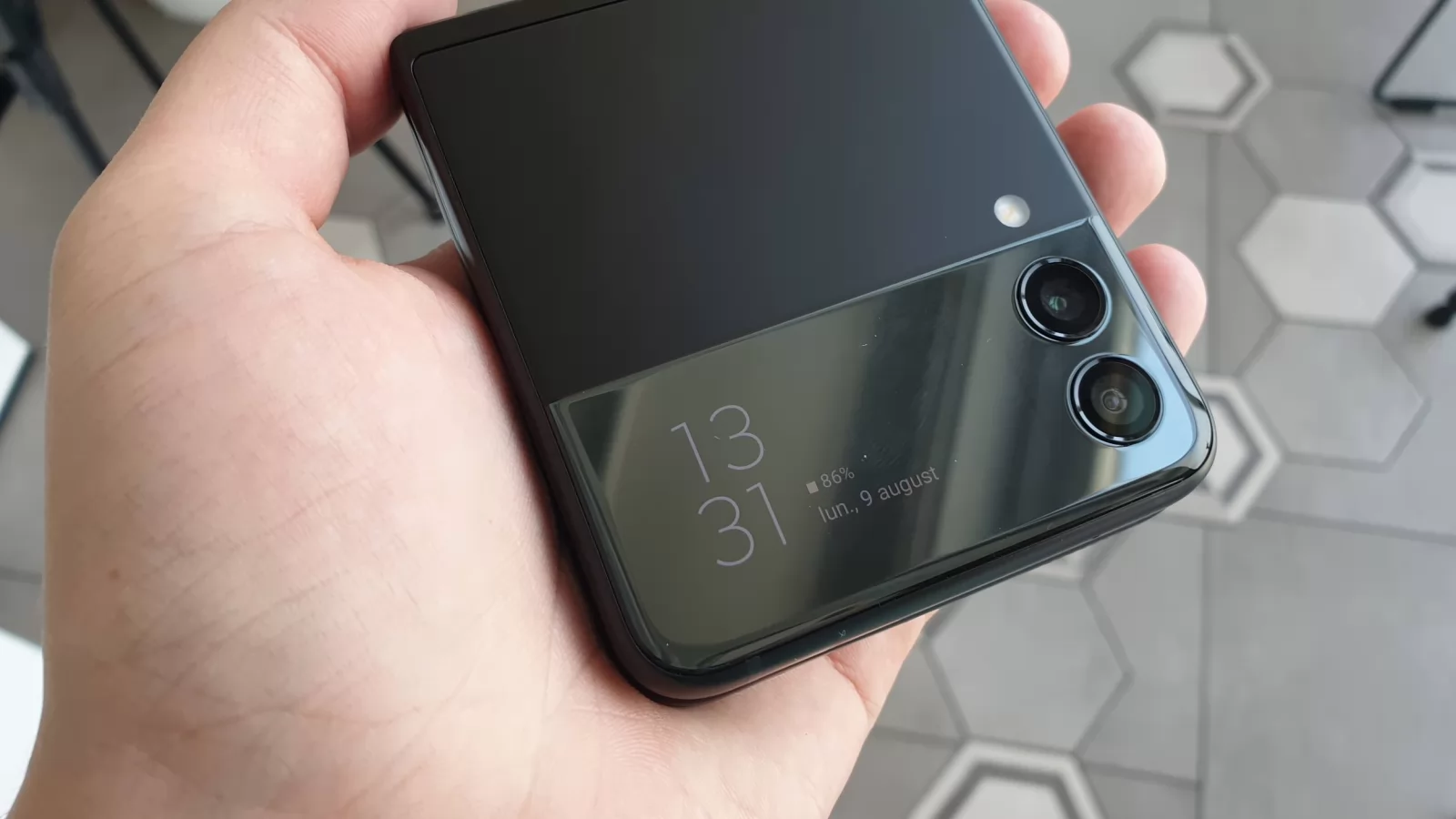 Samsung va aduce un ecran secundar mai mare pe Galaxy Z Flip 4, aparent de peste 2 inch