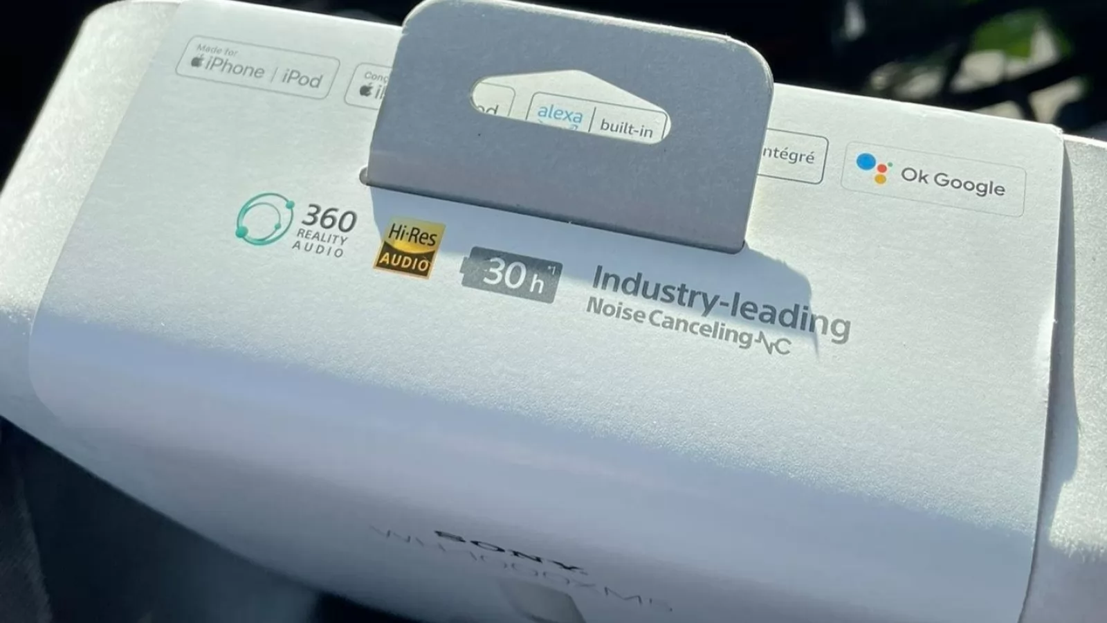 Cutia căștilor wireless Sony WH-1000XM5 apare în fotografii, dezvăluind autonomia noului model flagship
