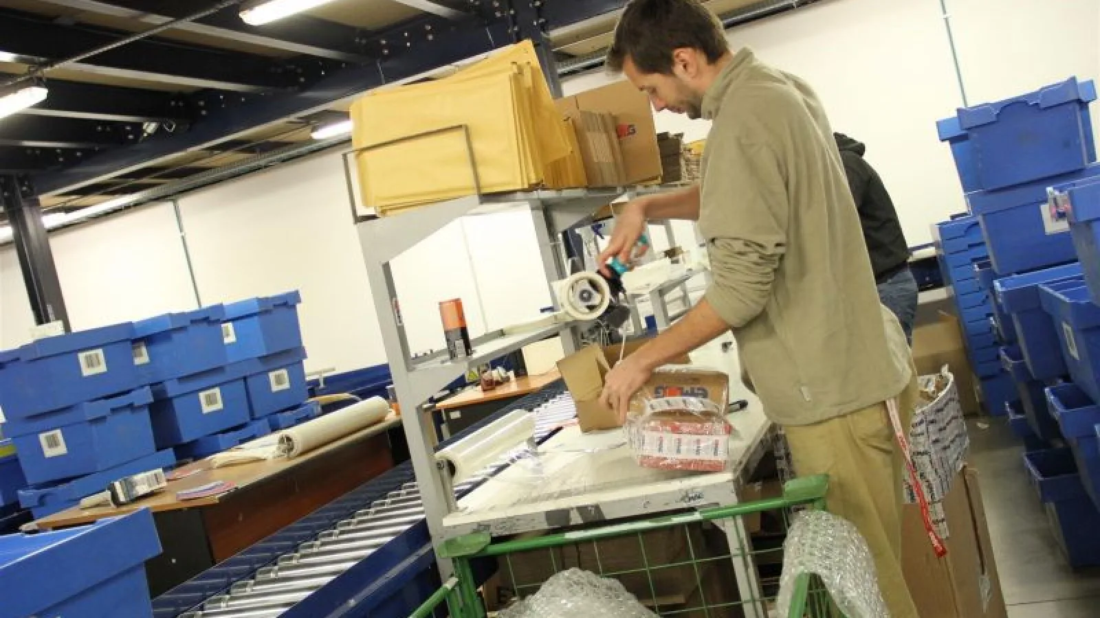 eMAG.ro Înregistrează comenzi de 23 de milioane de euro În Black Friday 2013, valul Întâi (video)