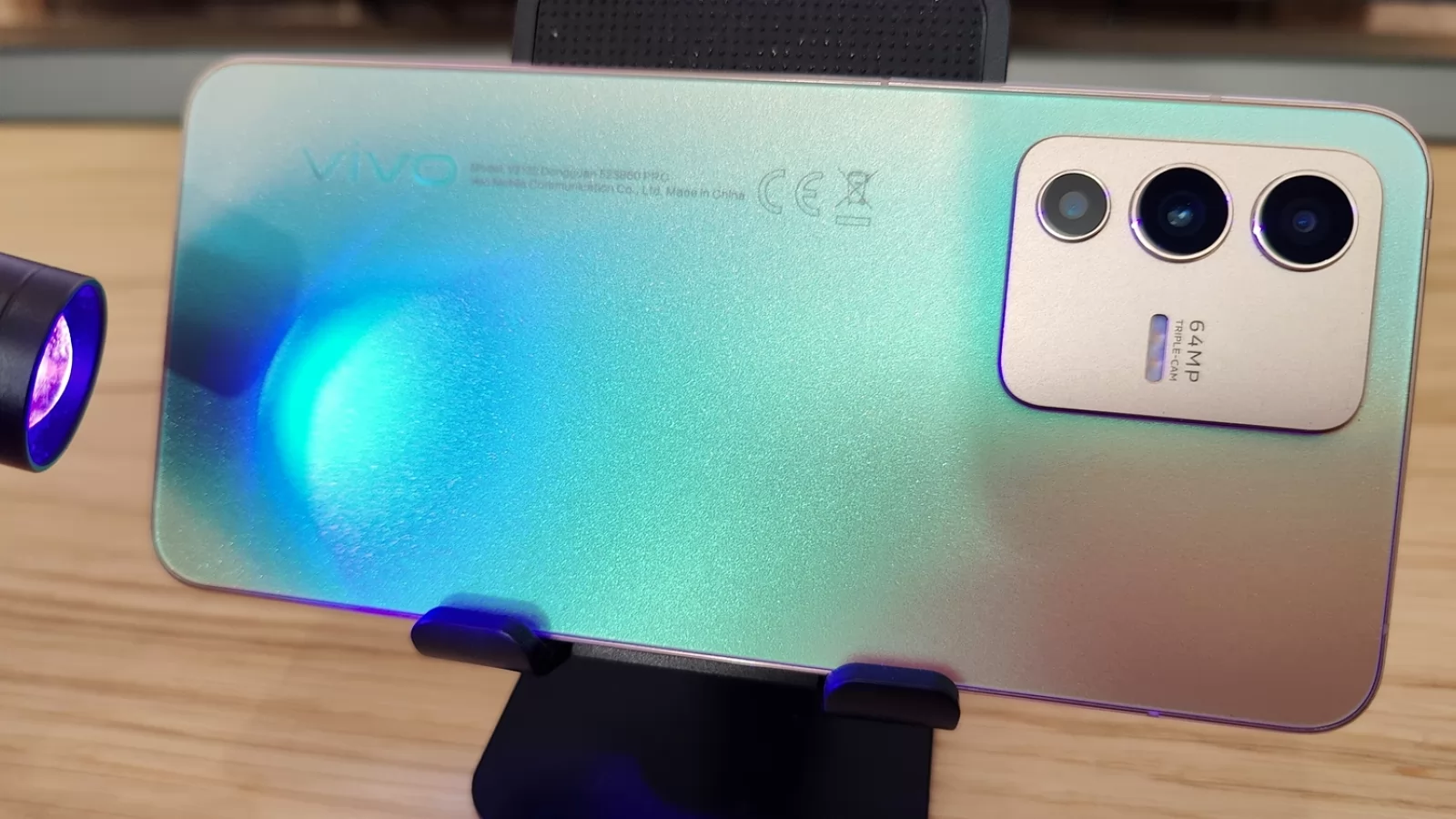 vivo V23 5G: Design de iPhone cu Android, cameleonic şi ergonomic