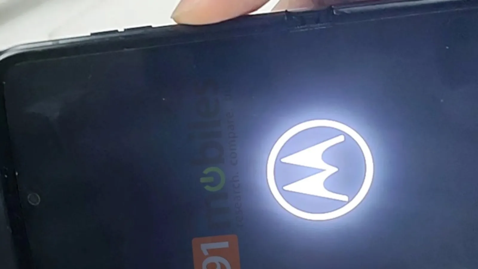 Motorola RAZR 3 apare în prima fotografie cu un design complet nou; Ar sosi la vară