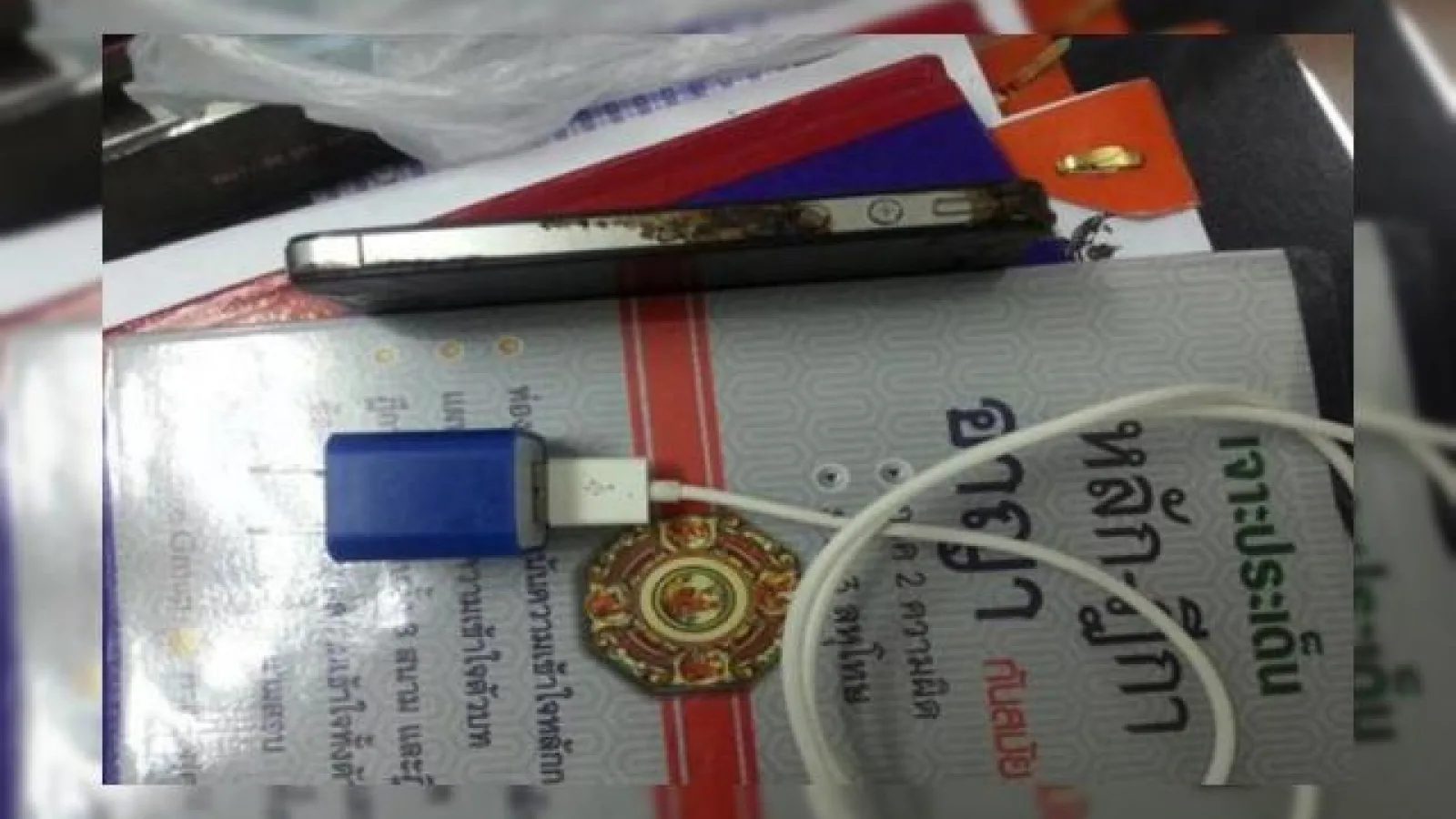 Bărbat din Tailanda curentat și ucis de un iPhone 4s și Încărcătorul său neoficial