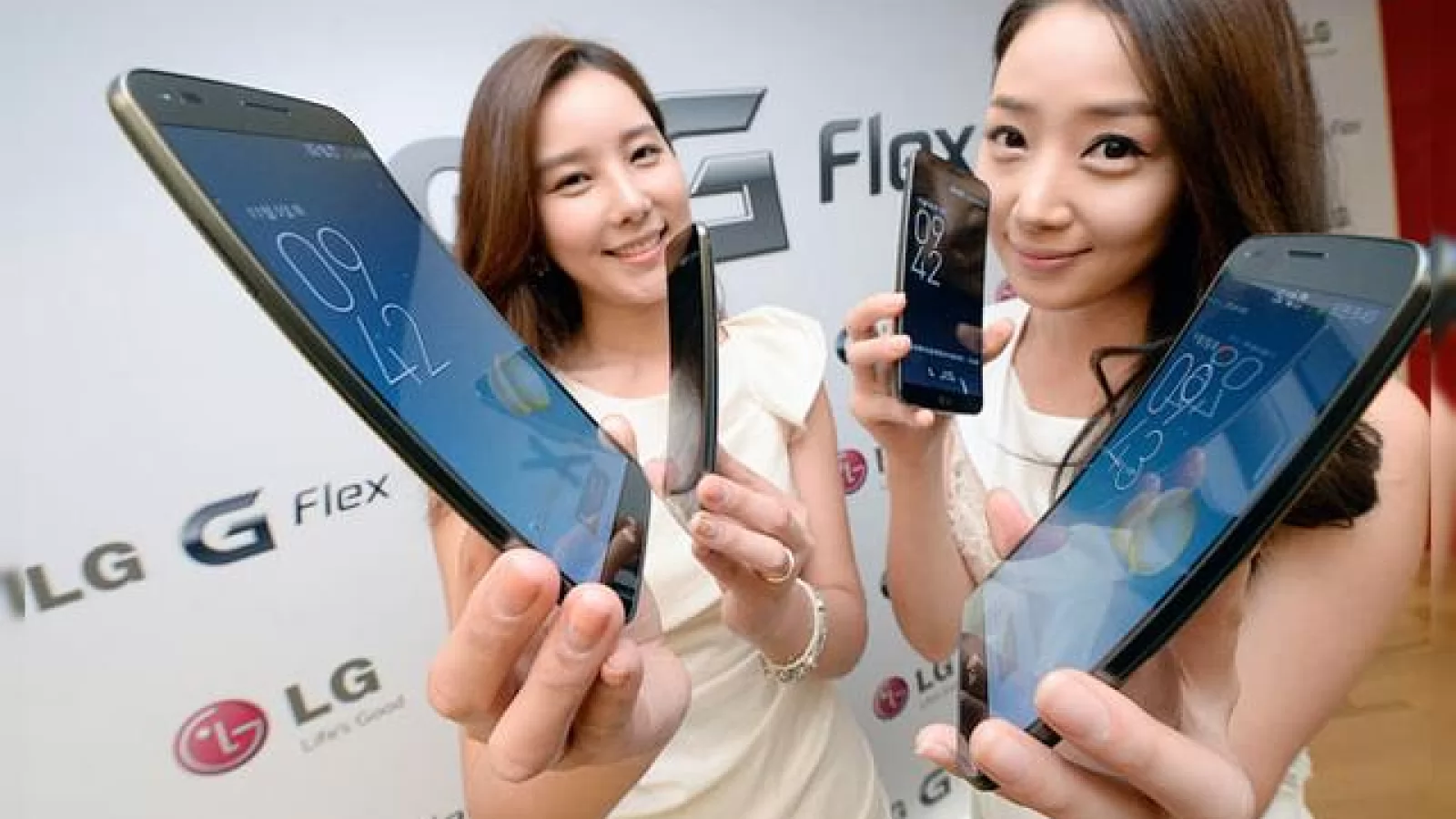 LG G Flex lansat În primele țări, vine și În România În curând