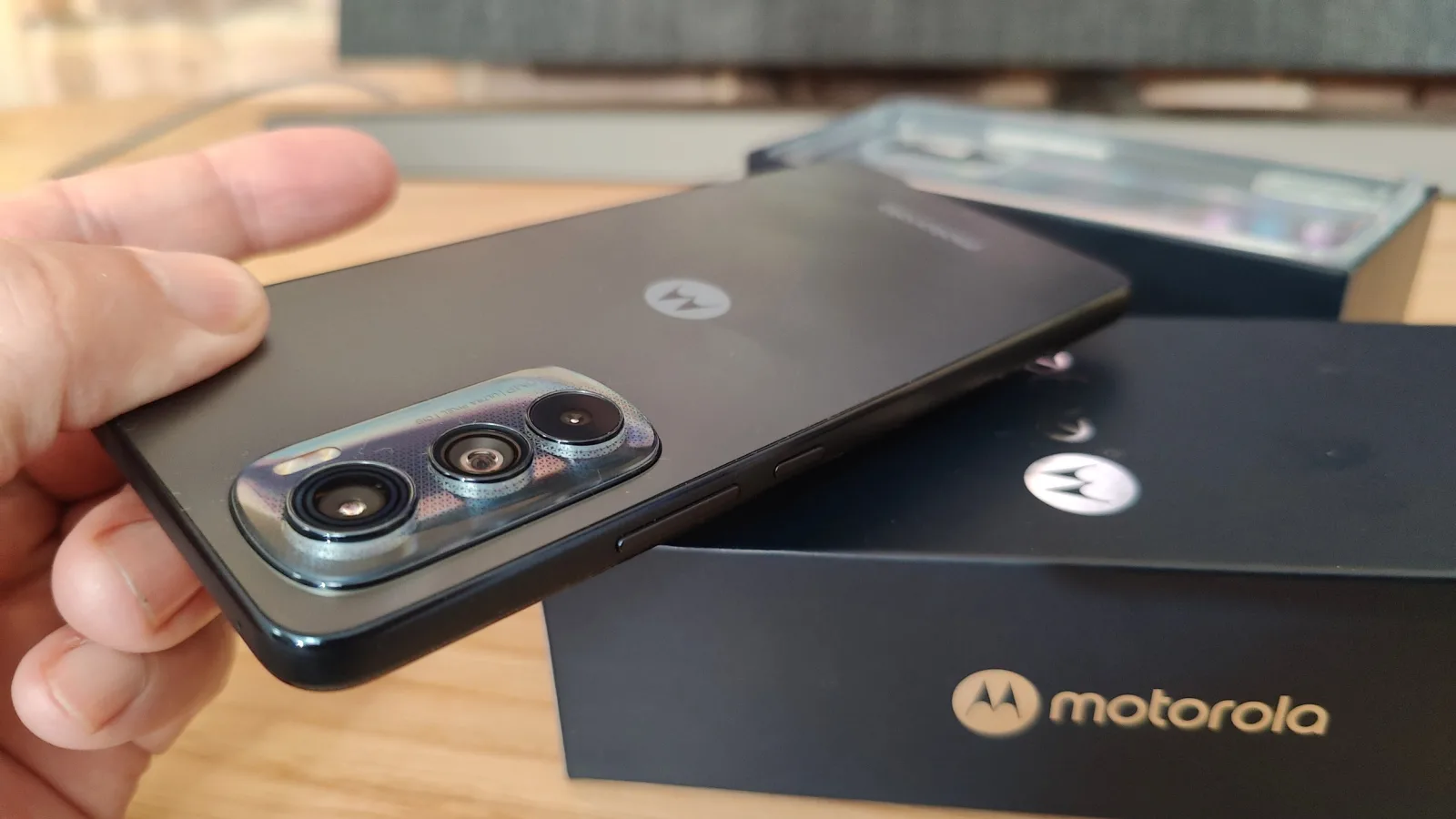 Motorola Edge 30 Unboxing: poate cel mai subţire şi uşor telefon din 2022 (Video)