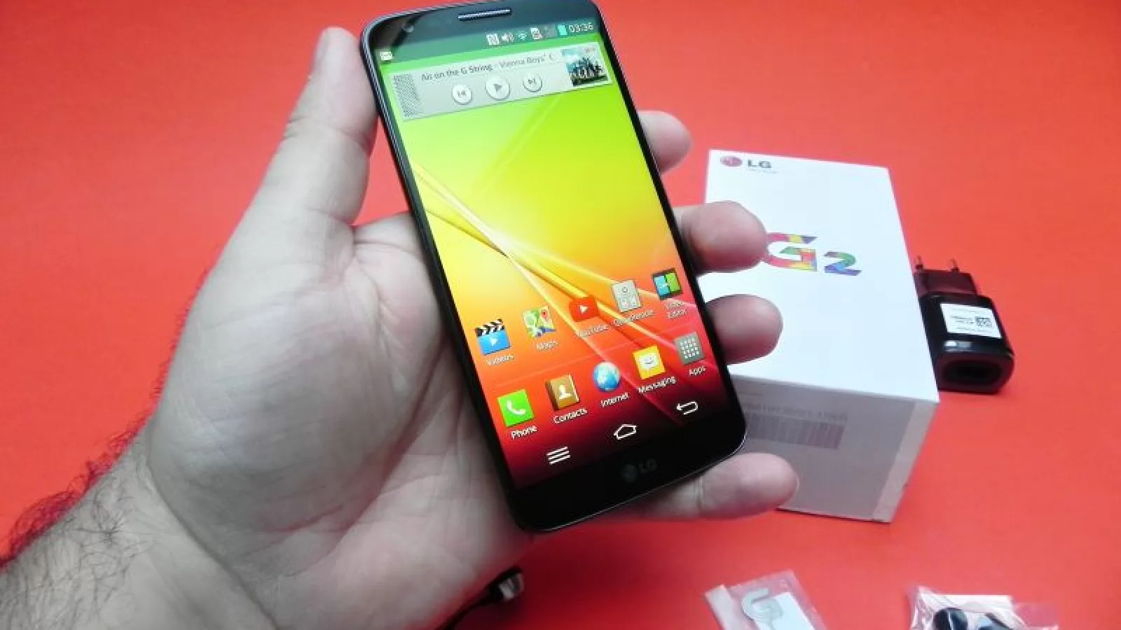 LG G2 unboxing: smartphone cu design original, un adevărat ecran edge to edge (Video)