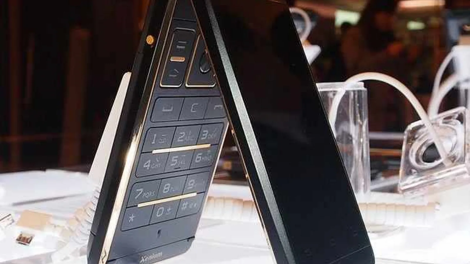 Terminalele flip-phone Încă sunt la modă; Philips Xenium W9588 a fost lansat În China, disponibil la prețul de 823$
