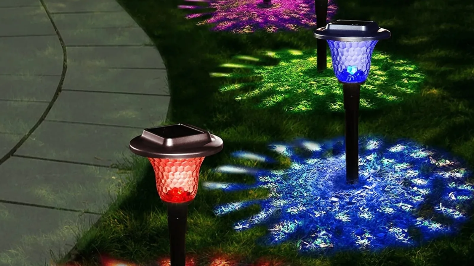 E LUNI e AMAZON: Azi vă recomandăm un set de lămpi pentru exterior smart, cu iluminare RGB, control prin aplicație, rezistente la apă