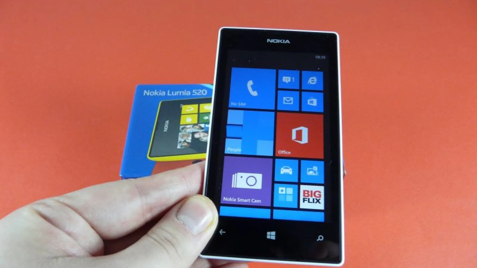 Nokia Lumia 520 unboxing: un telefon WP8 cu preț excelent (Video)