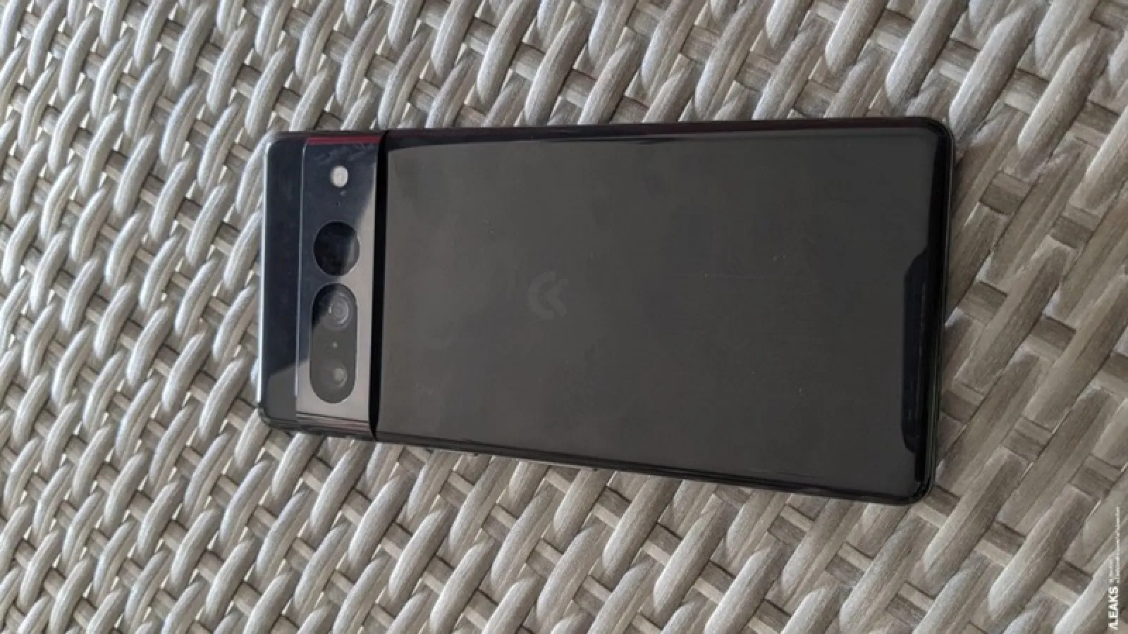 Google Pixel 7 Pro în varianta prototip se lasă admirat în fotografii hands-on, având ecran ușor curbat