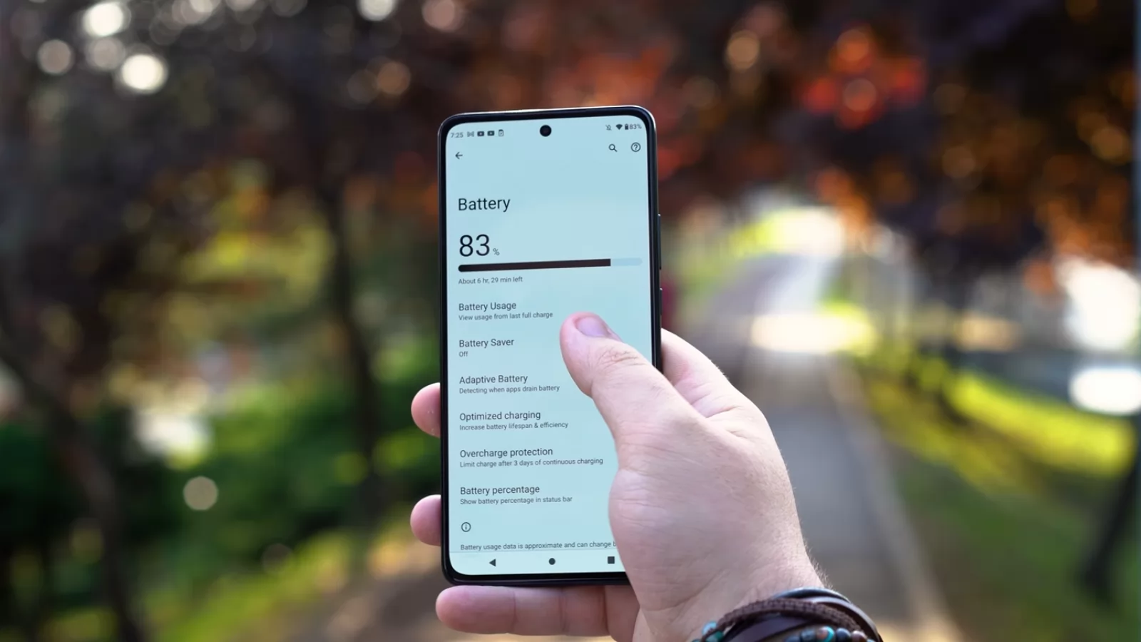 Motorola Edge 30: Baterie de compromis, pentru o talie mai subţire